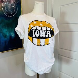 Iowa Graphic T-Shirt Medium White Yellow Lips Short Sleeve Small + Sticker NEW